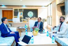 Wasiir Maareeye oo xafiiskiisa ku qaabilay Safiirka Aljeeriya ee Soomaaliya