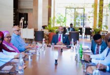 Guddoomiyaha Golaha Shacabka ee BJFS oo la kulmay Xildhibaannada Soomaaliya ku metela Baarlamaanka Bulshada Bariga Afrika
