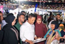 Wasiirka warfaafinta XFS oo Boogaadiyay Bandhigga Ganacsiga ee SOM SOUK